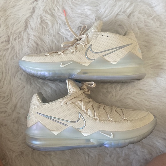 Lebron 17 Low Easter - Picture 3 of 5